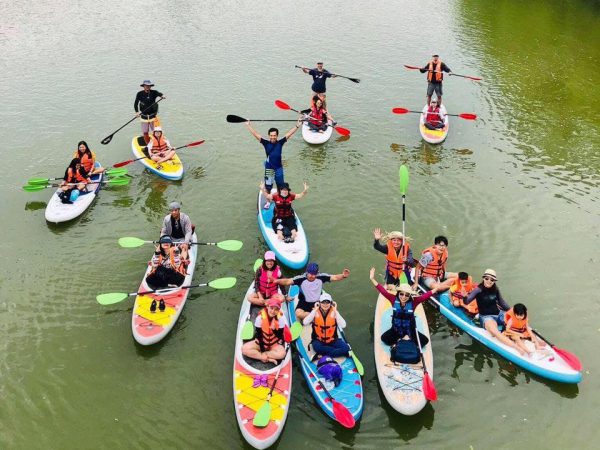 chèo kayak trên hồ ba bể